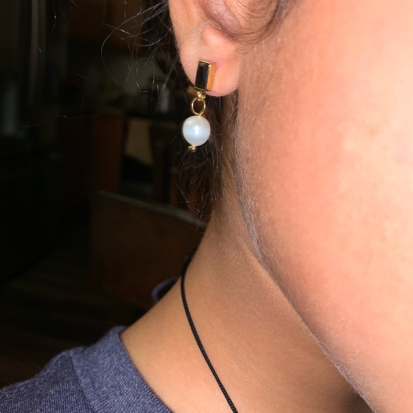 Black Baquette Pearl Drop stud earrings - Picture 5 of 7